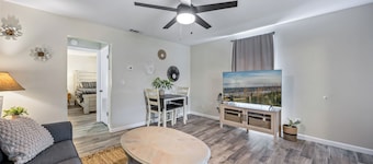 Charming 1-bedroom chalet in Melbourne awaits you.