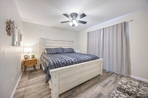 Tabla de planchar con plancha, wifi y ropa de cama 