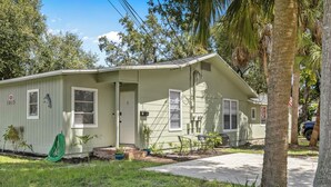 A single-story house with a front door, a small porch, and a garage. - Charming 1-bedroom chalet in Melbourne awaits you. (Melbourne)
