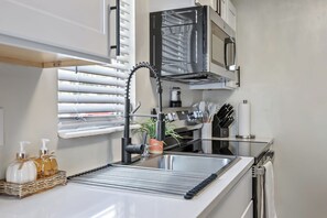 Microondas, horno, parrilla de estufa y lavavajillas 