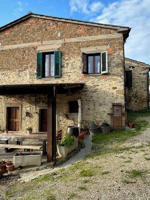 Exterior - Charming 5-bedroom farmhouse near Arezzo exceptional views and swimming pool. (Capolona)