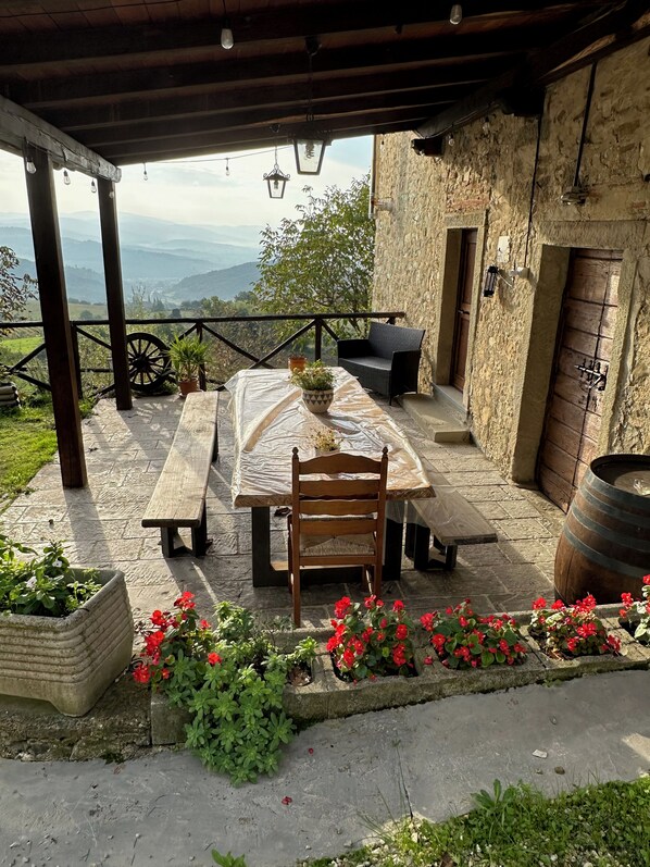 Outdoor dining - Charming 5-bedroom farmhouse near Arezzo exceptional views and swimming pool. (Capolona)