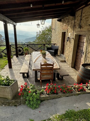 Charming 5-bedroom farmhouse near Arezzo exceptional views and swimming pool.