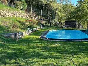 Property grounds - Charming 5-bedroom farmhouse near Arezzo exceptional views and swimming pool. (Capolona)