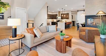 Walk 2 town•Perfect 4 Groups•Clean•Rooftop hot tub•2 King beds• Movie Theatre