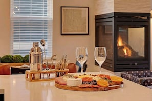 Dining - NEW! Walk 2 town • Rooftop hot tub •2 King beds • Dog friendly • Luxury linens (Fort Collins)