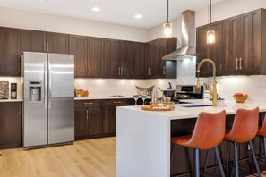 Réfrigérateur, micro-ondes, four, plaque de cuisson