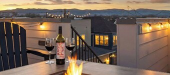 NEW! Walk 2 town • Rooftop hot tub •2 King beds • Dog friendly • Luxury linens