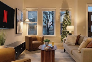 Smart TV, chimenea, monitor de computadora