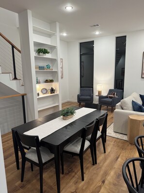 Interior - 3-bd townhome w/rooftop patio-Dickies-TCU-Downtown-Magnolia (Fort Worth)