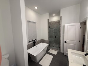 Shower, hair dryer, towels, soap - 3-bd townhome w/rooftop patio-Dickies-TCU-Downtown-Magnolia (Fort Worth)
