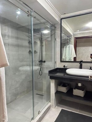 Shower, hair dryer, towels, soap - Z House Gueliz  Marrakech (Marrakech)