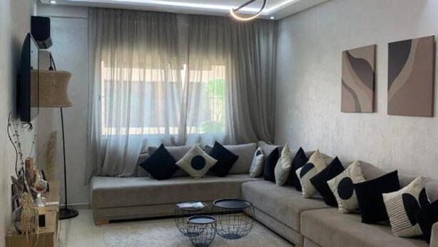 A modern living room with a sofa, a coffee table, and a TV. - Z House Gueliz  Marrakech (Marrakech)