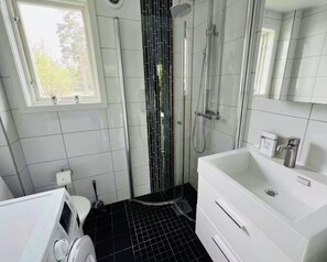 Suihku, hiustenkuivaaja, saippua, vessapaperi