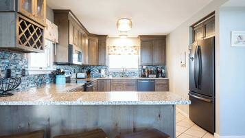 Geladeira, micro-ondas, fogão, cooktop