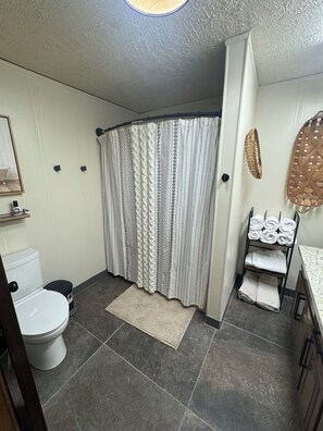 Douche, sèche-cheveux, serviettes fournies, savon