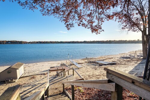 4-bedroom/2.5 bath Lake house in Muskegon on peaceful Wolf Lake