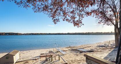 4-bedroom/2.5 bath Lake house in Muskegon on peaceful Wolf Lake