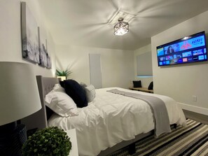 Iron/ironing board, WiFi, bed sheets - Cozy Condo in heart of  Scottsdale (Scottsdale)
