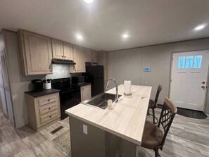 Fridge, microwave, oven, stovetop - Rider's Ridge: Cozy SXS Retreat (Huntsville)