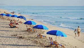 Chaises longues, serviettes de plage