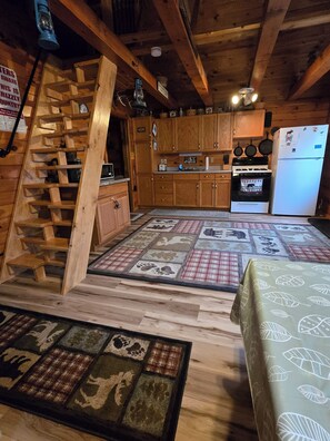 Une cuisine rustique avec des meubles en bois, un poêle et un réfrigérateur.