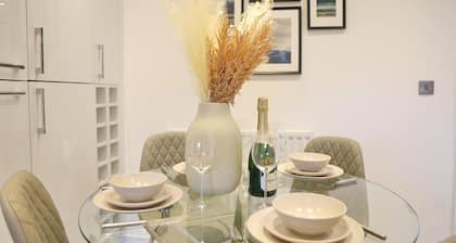 Luxury 3-Bed House with Hot Tub • Sports City Manchester