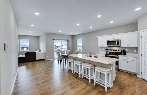 Airport 10 min • Family-Friendly Home • Quiet Neighborhood • sleeps 6