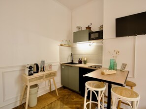 Kjøleskap, mikrobølgeovn, kokeplater og kaffetrakter/tekoker