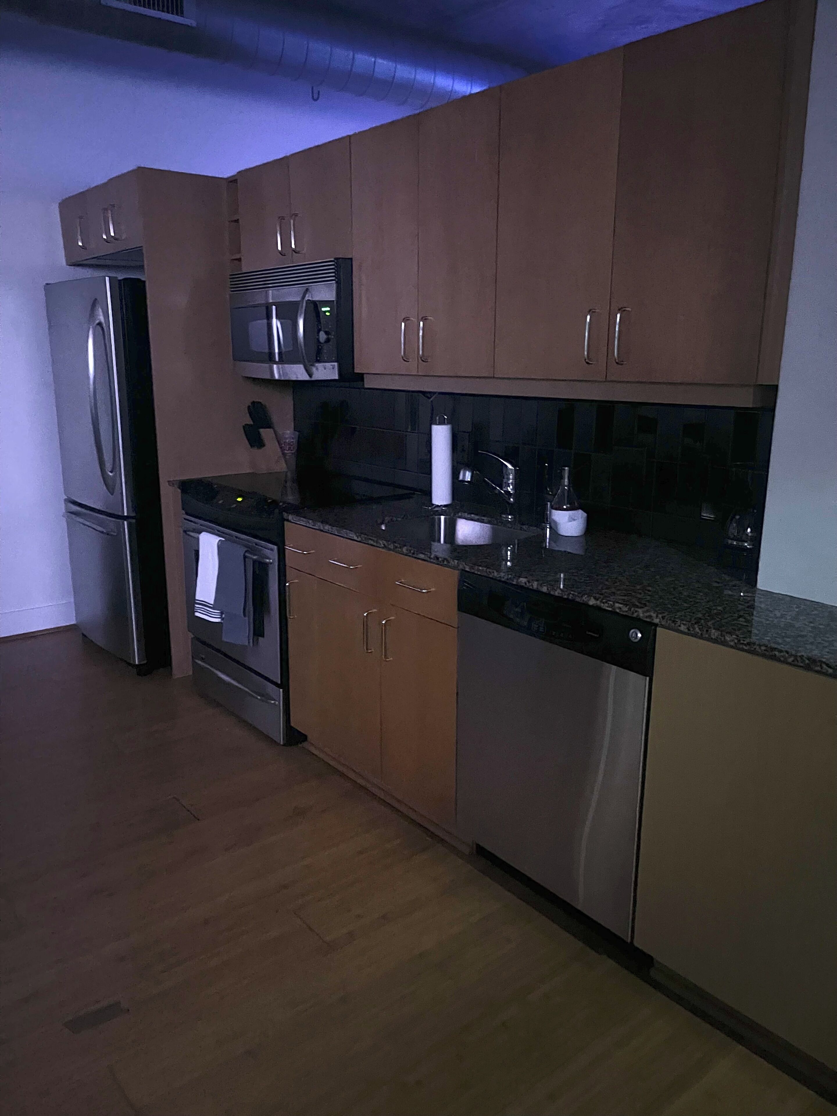 Four à micro-ondes, un four, surface de cuisson, lave-vaisselle