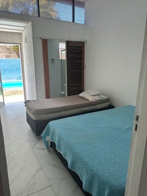 3 bedrooms, free WiFi, bed sheets - House in Guarujá with pool, 200 meters from Pernambuco Beach. (Guarujá)