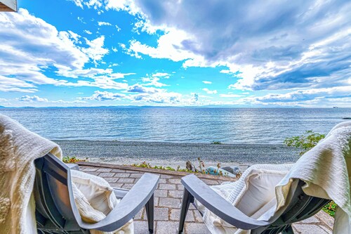 Beachfront Studio w/ Lovely Views, Private Patio