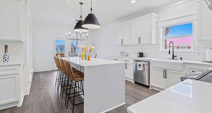 5BR waterfront Home w/ boat lift, Dock, & kayak