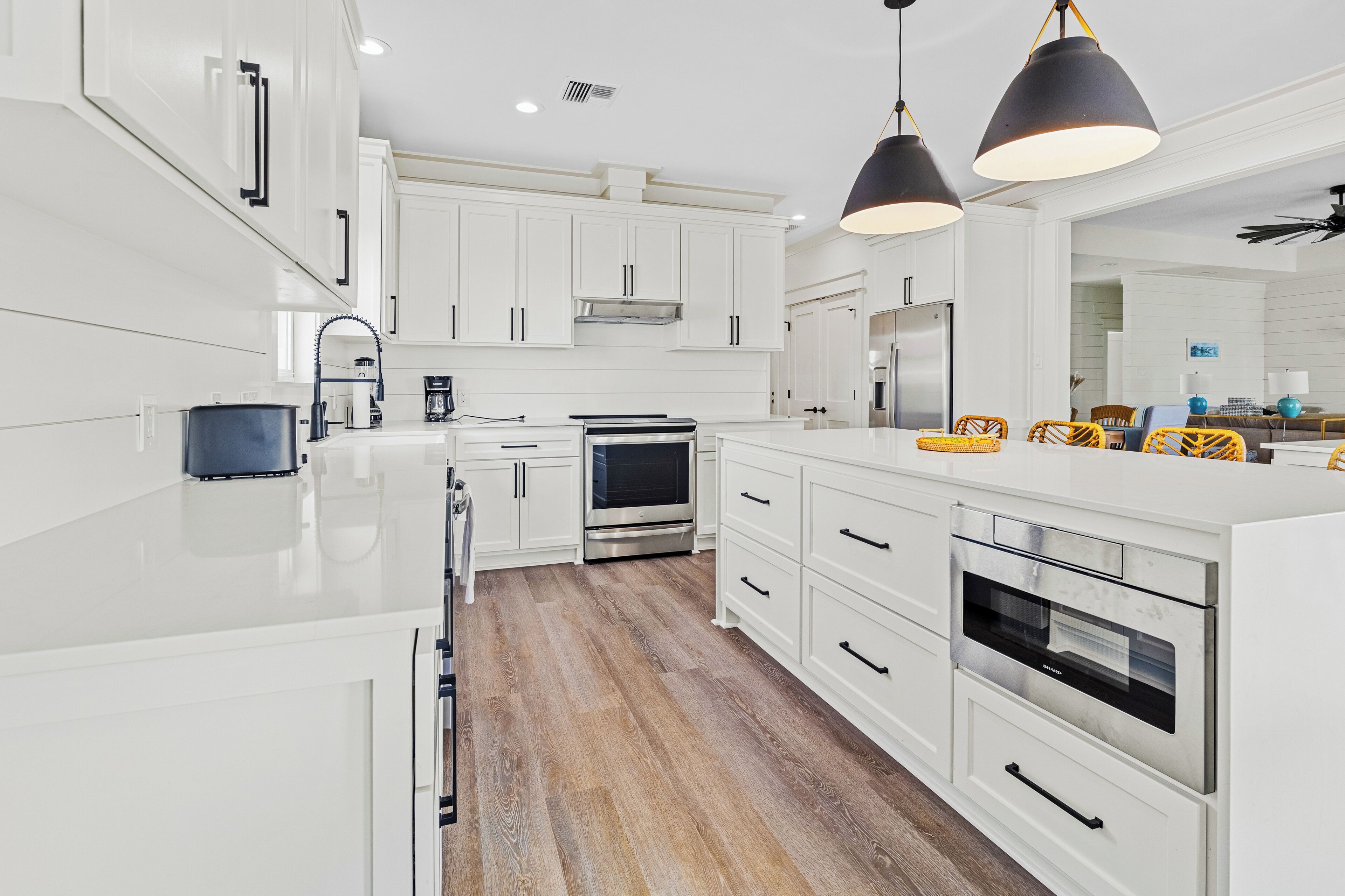 Réfrigérateur, micro-ondes, plaque de cuisson, lave-vaisselle