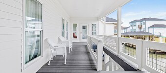 5BR waterfront Home w/ boat lift, Dock, & kayak