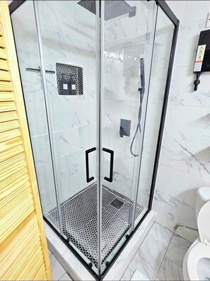 Shower, hair dryer, towels, soap - Rental Studio Unit in Calibishie, Dominica (Calibishie)