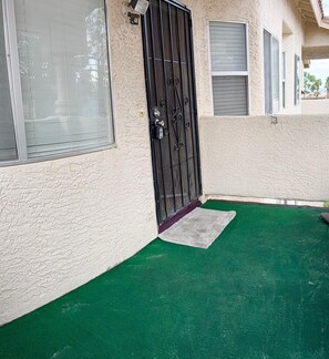 Exterior detail - 2-bedroom apartment in tranquil Las Vegas with AC comfort (Las Vegas)