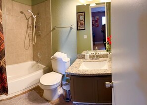 Towels, toilet paper - 2-bedroom apartment in tranquil Las Vegas with AC comfort (Las Vegas)