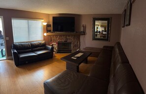 Living area - 2-bedroom apartment in tranquil Las Vegas with AC comfort (Las Vegas)