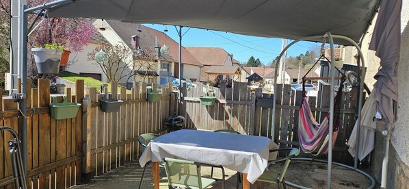 Outdoor dining - Quiet SPA gîte (Chamesol)