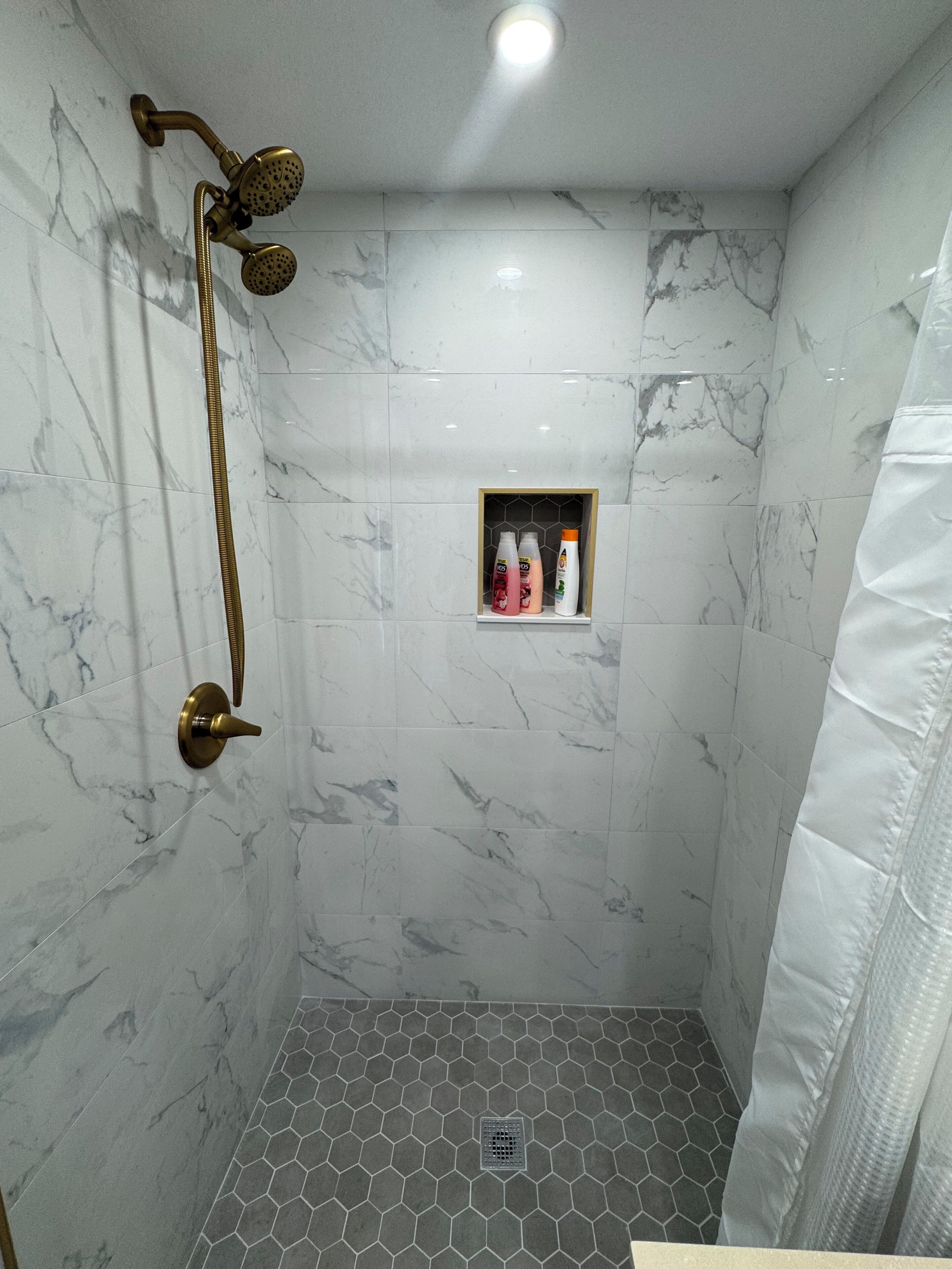 Serviettes fournies, savon, papier toilette