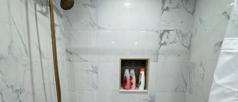 Serviettes fournies, savon, papier toilette
