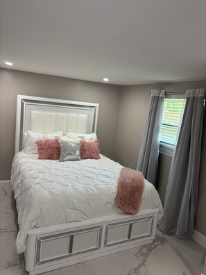 2 bedrooms, iron/ironing board, WiFi, bed sheets - Modern Miami Gardens Stay Near Hard Rock Stadium at this 2 bedroom one bath home (Miami Gardens)