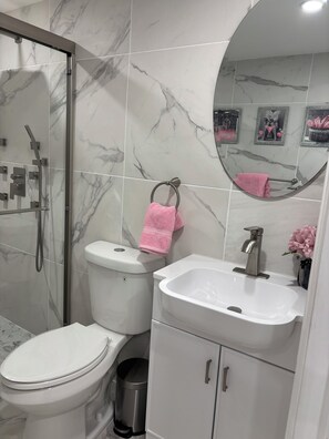Regadera, toallas, papel de baño 