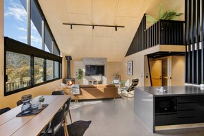 Televisión y chimenea 