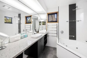 Bathroom - *NEW | Faraya Chalet | Crackenback (Crackenback)