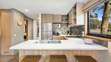 Geladeira, micro-ondas, fogão, cooktop