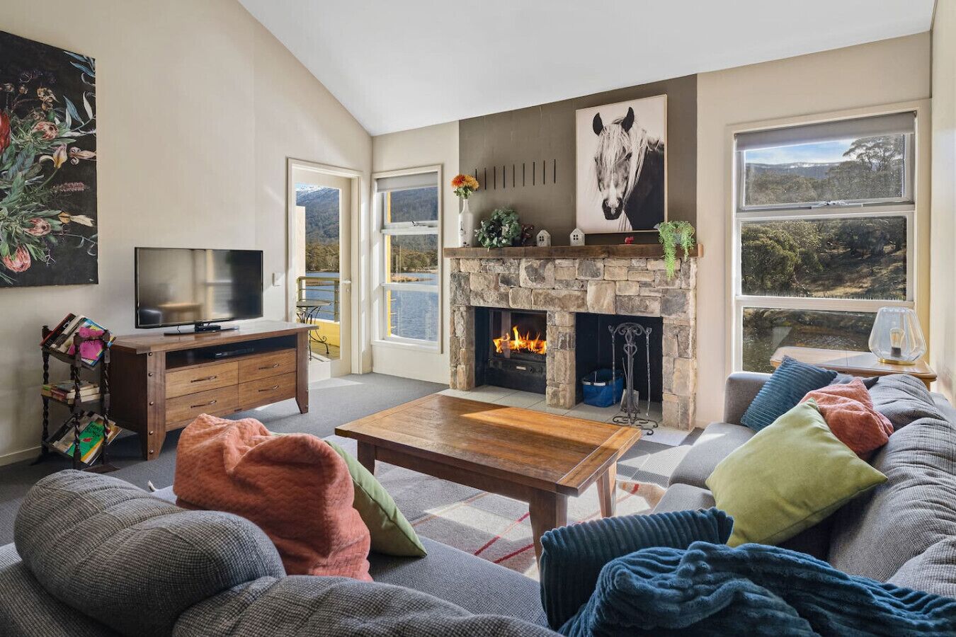 Una televisión, una chimenea