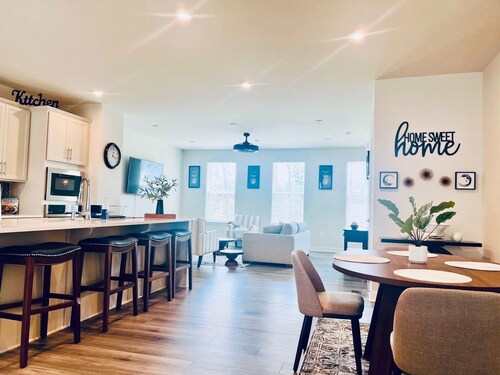 Modern 3-Bedroom Townhome – Perfect Location Near Restaurants & Shopping!