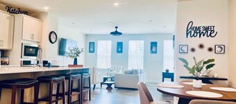 Modern 3-Bedroom Townhome – Perfect Location Near Restaurants & Shopping!